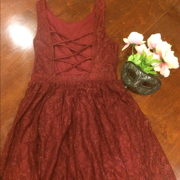 Beautiful Burgundy Lace Dress 💃🏽 - Picture 3 of 4
